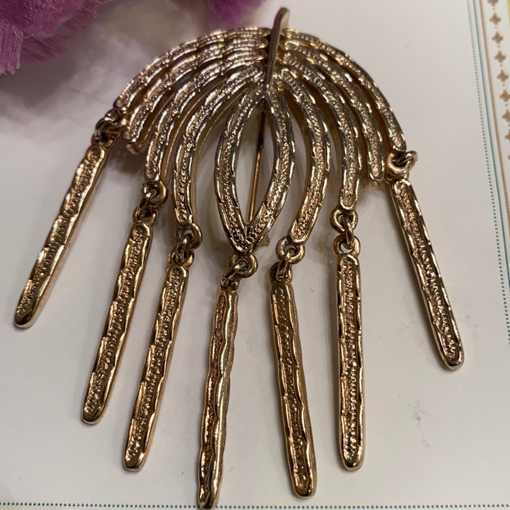 Vintage Sarah Coventry gold metal brooch with dangles 2 5/8”